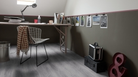 Celoplošné lepená vinylová podlaha Gerflor Virtuo Classic 55 Club Grey v kanceláři.