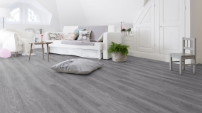 Celoplošné lepená vinylová podlaha Gerflor Virtuo Classic 55 Club Grey v obývacím pokoji.