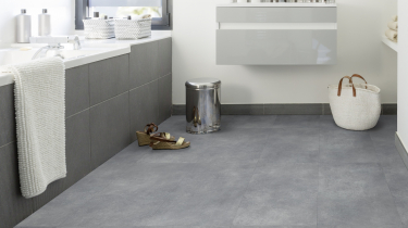 Vinylová podlaha Gerflor Creation 55 Clic Bloom Uni Grey 0869 v koupelně