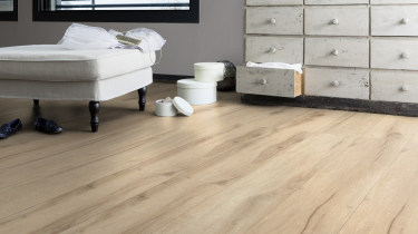 vinylová podlaha Gerflor Creation 55 Clic Cedar Pure 0849 světlé dřevo v ložnici