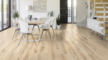 světle dřevěná vinylová podlaha Gerflor Creation 55 Clic Cedar Pure 0849 v jídelně