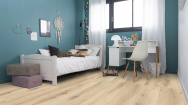 světle dřevěná vinylová podlaha Gerflor Creation 55 Clic Cedar Pure 0849 v jídelně v dětském pokoji