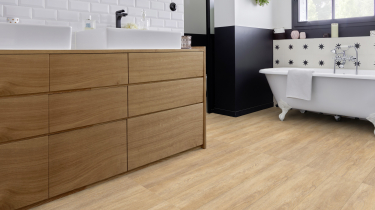 Vinylová podlaha Gerflor Creation 55 Clic Honey Oak 0441 v koupelně