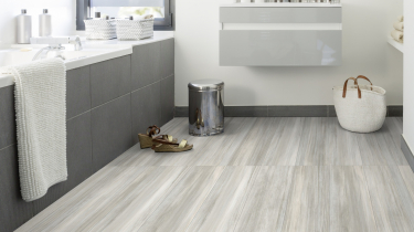 Vinylová podlaha Gerflor Creation 55 Clic Stripe Oak Ice 0858 v koupelně