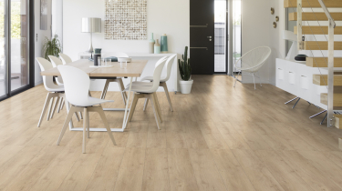 Vinylová podlaha Gerflor Creation 55 Clic Twist 0504 světle dřevěný vzor v jídelně