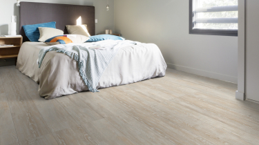 Vinylová podlaha Gerflor Creation 55 Clic White Lime 0584 v ložnici