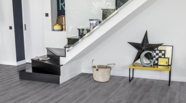 Gerflor Rigid 55 Lock Acoustic 0977 SUAVE GREY na chodbě