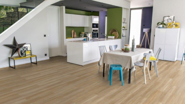 Gerflor Creation 55 Stripe Oak Honey 0857 v kuchyni