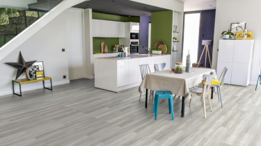 Gerflor Creation 55 Stripe Oak Ice 0858 v kuchyni