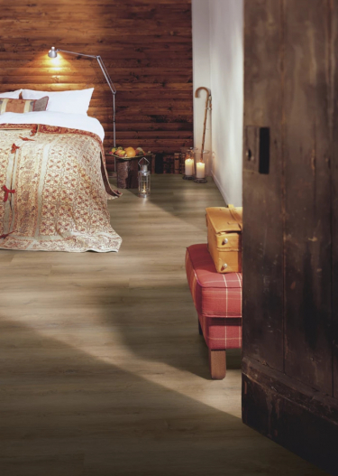 Vinylová podlaha Home XL Mojave Oak Brown v ložnici
