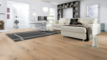 Vinylová podlaha Wineo Purline 1200 wood XL - Announcing Fritz PLC271R v obývacím pokoji